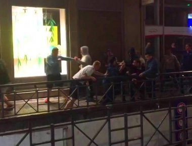 Βίντεο: Τούρκοι παρακρατικοί επιτέθηκαν στο ξενοδοχείο των Ελλήνων του Ολυμπιακού και επιχείρησαν να τους κάψουν ζωντανούς!